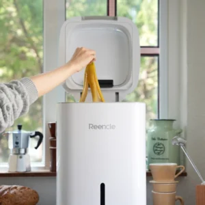 Bijeli Reencle Prime komposter u kuhinji – elegantno rješenje za kućno kompostiranje bez smrada