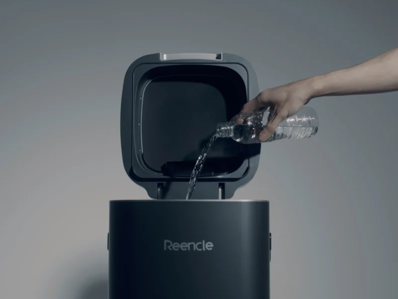 Dodavanje vode pri prvom pokretanju Reencle Prime kućnog kompostera