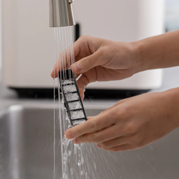 mrezasti-filter-komposter-featured Mrežasti filter za Reencle električni komposter se lako izvadi i opere pod vodom, posuši i vrati u komposter.